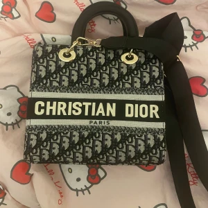  svart handväska - Ganska stor, man får plats med allt man behöver. Köpt i Spanien och knappt använd. Det långa bandet går att ta av✨