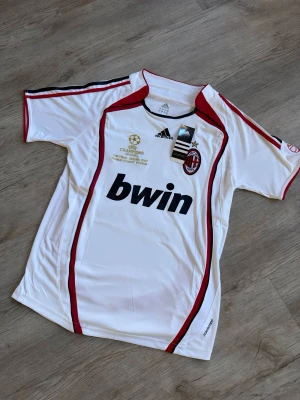 AC Milan Retro 06/07 Away Kit Kaká #22 – New with tags - Helt ny fotbollströja, aldrig använd, med originaltags kvar. Perfekt skick, inga defekter alls. Pris går att diskuteras!! Aldrig användA, Ny med tags, Snabb leverans , Packas noggrant. Skriv gärna om du har några frågor! Storlek: S