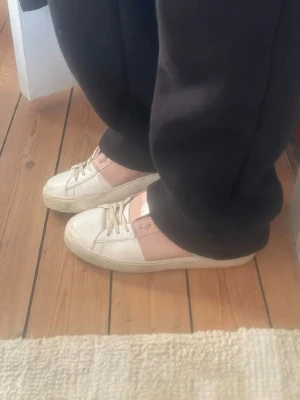 (SÖKER) Rosa valentino skor💕 - ‼️SÖKER‼️Rosa valentino skor i storlek 37-38 men 36 kan nog även passa🥰 Hör jätte gjärna av er om ni har liknande skor som ni kan tänka er att sälja💕 Kan köpa för ungefär 1000-1500 eller mer beroende på skick såklart!