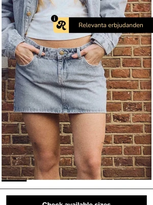 Ljusblå jeanskjol med fickor - Säljer en ljusblå jeanskjol i klassisk modell med fickor fram och bälteshällor. Kjolen har en kort längd och stängs med knapp och dragkedja. Perfekt till vardags för en avslappnad och trendig look.