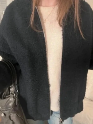 Teddy bomber jacka - Den är inte nopprig den är designad så, köpt på vinted. Storlek XS-S men passar nog M med då den är oversized. Skriv innan köp