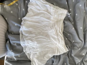 Kort vit kjol - En urgullig kort vit kjol från pull and bear i storlek M. Mycket sparsamt använd💕