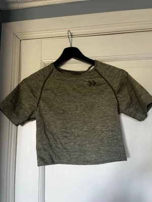 Grå/grön tränings topp - En tränings topp från lager 157, storlek S. Alla kläder tvättas innan.