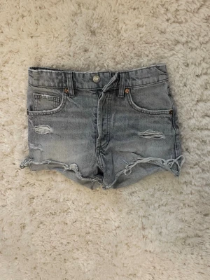 Jeansshorts  - Snygga jeanshorts, skriv för mått!💕