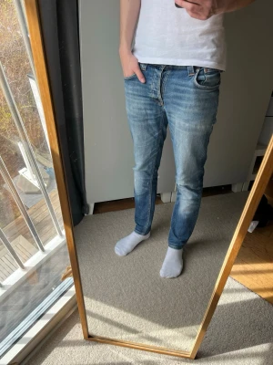 Nudie jeans grim tim - Tja!| Säljer detta paret feta jeans från Nudie!| Modell:Grim Tim!| Kontakta mig vid minsta fråga!| Pris alltid diskuterbart!| //Nils- hål i fickan som går att laga gratis hos Nudie, samt tidigare lagningar!