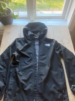 North face  - En snygg och skön vårjacka av the northface. XL i barnstorlek, så är ungefär medium i vanlig storlek, passar bäst för den som är runt 178-184 cm lång. Nypris: 999kr