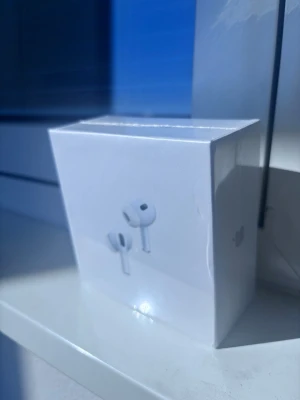 Apple AirPods Pro trådlösa hörlurar - Säljer ett par Apple AirPods Pro i originalförpackning. Hörlurarna är vita, har en stilren och kompakt design och levereras i en hård plastlåda. Perfekta för dig som vill ha grymt ljud och smidig anslutning till din iPhone eller annan Apple-enhet.