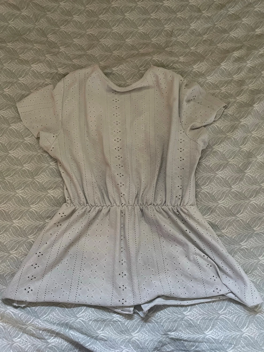 Beige blus med spets och volangärm - 1