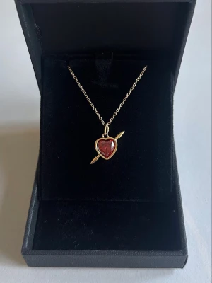Maria Nilsdotter ”Rebel Love” necklace inspired! - Inspirerat Halsband av Maria Nilsdotter. Halsbandet är 100% rost och nickelfrit och kedjan är 40cm men går att förlänga med ytterligare 5cm. Vid mer frågor är det bara att höra av sig ☺️
