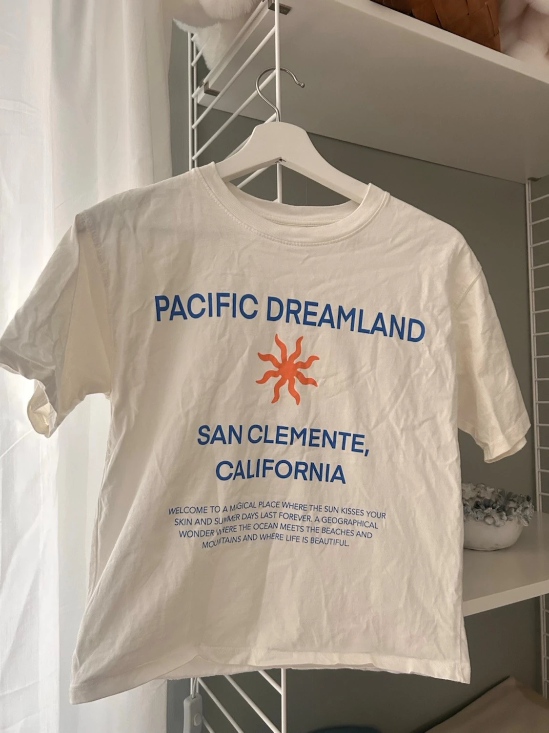 Vit t-shirt med tryck från Pacific Dreamland