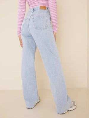 Idun jeans Gina Tricot - Säljer ett par ljusblå jeans från Gina Tricot med rak passform och hög midja. Jeansen har klassiska fem fickor, bälteshällor och stängs med dragkedja och knapp. Tillverkade i denim med en avslappnad vibe.