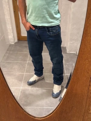 Mörkblå jeans från Replay.  - Säljer ett par mörkblå jeans från Replay i storleken W34. Modellen är anbass. Perfekta för en avslappnad och stilren look. Hör av er vid funderingar. 
