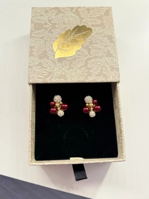 IOAKU Berry Pearl Sparkle Stud Örhänge - Vinröd - Använda 1 gång , nypris hos IOAKU 599:- väldigt fina eleganta örhängen!!