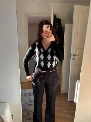 Svart cardigan kofta från SHEIN - Svart kofta från SHEIN med mönster i vitt och ljusblått på framsidan. Koftan har v-ringning, knäppning med fyra svarta knappar och långa ärmar. ❤️