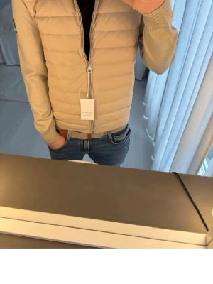 Beige cardiganjacka från BVALDI - Cardigan från BVALDI, använd 1 gång, därav hade första bilden prislappen kvar. Storlek XS, passar 175cm. Pris går att diskutera vid snabb affär.         Nypris: 2299kr.      Mitt pris: 1599kr.        Köpt för 3 veckor sedan i butik