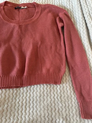Långärmad stickad tröja - Stickad korall färgig tröja. Storlek S. Aldrig använts. 🩷