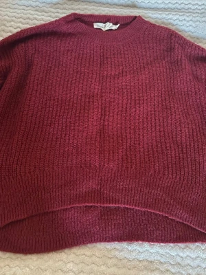 Ribbstickad tröja - Vinröd ribbstickad tröja köpt på H&M. Storlek XS. Aldrig använts. 🩷