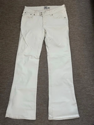 Lager157 vira jeans, strl XL - Säljer ett par vita bootcut jeans från 157 i storlek XL med full längd. Jätte fina jeans som aldrig kommit till användning. När jag köpte den märkte jag senare att de hade en liten konstig svag fläck, även fast jag aldrig använt dem.