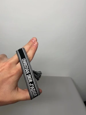 Christian Dior Armband Svart - Helt ny & Oanvänd ✔️, Justerbar storlek ✔️, Skickas inom 1 dag 🚀, Funkar för både tjejer och killar ✔️, kontakta gärna för mer info ☺️
