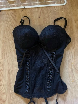 Svart korsett topp - Jättehet korsett med spets som inte kommer till användning, köpt från vinted. Den sitter som S-M och ca 75b i kupan. Buda gärna!!