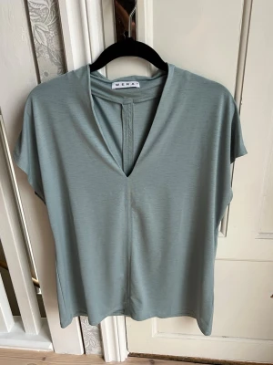 Topp - Wera - Blågrå v-ringad topp från Wera. Storlek M. I mycket fint skick 🌸