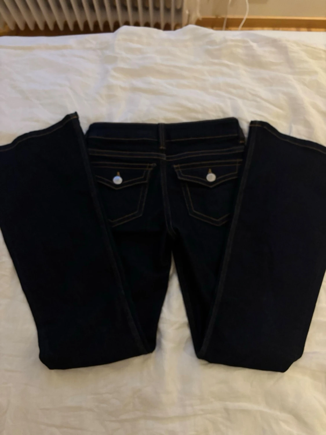 Mörkblå bootcut jeans med kontrastsömmar - 1