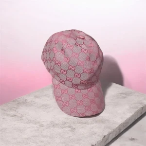Rosa keps 🧢  - Säljer en snygg rosa keps med det klassiska mönstret i rosa och ljusgrått. Kepsen har böjd skärm och justerbar baksida. Perfekt för dig som vill ha en statement-accessoar med lyxig känsla.