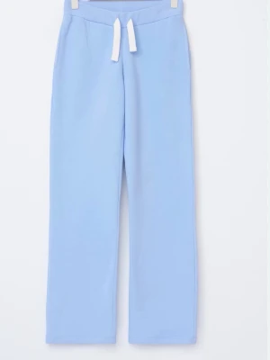 Ljusblå mjukisbyxor med raka ben strl xs från Gina tricot helt nytt med alla tags kvar  - Supermjuka ljusblå mjukisbyxor med raka ben och vit dragsko i midjan. Perfekta för en chill och avslappnad stil. Byxorna har hög midja och är tillverkade i ett mjukt och stretchigt material som känns skönt mot huden.