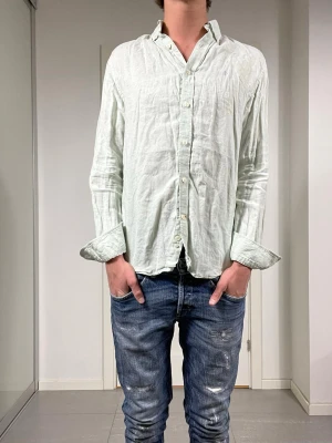 Morris linneskjorta  - Säljer nu denna Morris linneskjorta i en krämgrön-färg, skriv för fler bilder/frågor🙌🏼