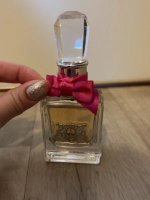 Juicy couture parfym - Viva la juicy parfym 30 ml från Juciy couture. Endast använd 3 gånger av mig så i princip full (se bilder)💗