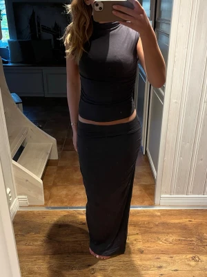 Set kjol&topp - Set från Gina, väldigt bra skick. Kjolen är storlek M och tröjan S🩶