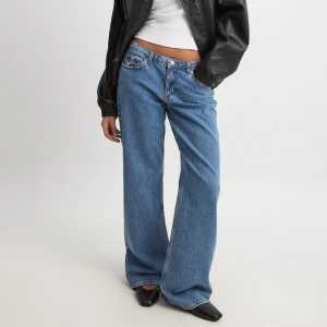 Blåa jeans - Säljer dessa jättefina blåa jeans från NA-KD i storlek 34. Jättebra skick utöver lite slitningar längst ner i kanten då de vart lite långa! 🍓🩷