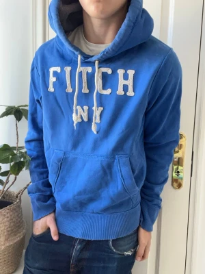 Abercrombie and fitch hoodie  - Abercrombie and fitch hoodie, - sliten design. Inga defekter! Modellen i bilderna är 180 cm 75 kg och bär Storlek M , Kom med frågor! 🌟 (Kan gå ned i pris vid köp av paket 😉) 