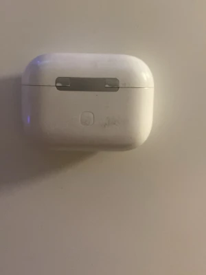 Vita hörlurar med USB-c. Pris kan pratas vid. - Säljer ett par vita hörlurar.  Perfekta för trådlös musik och samtal! P.s: USB c port