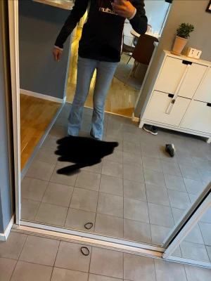 Ljusblå bootcut jeans - Säljer ett par ljusblå bootcut jeans med klassisk femficksmodell och normal midja. Jeansen har utsvängda ben och är tillverkade i mjukt denimtyg. Hål eller en detalj bak vid fickan vet jag ej! Perfekta för dig som gillar en retro och avslappnad stil.