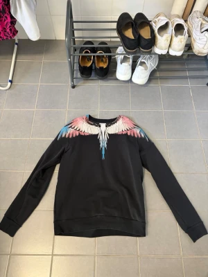 Marcelo Burlon sweatshirt - Tja! Säljer en Marcelo Burlon sweatshirt i storlek S, sparsamt använd! Säljer eftersom det inte är min stil längre. Hör gärna av dig vid frågor, svarar snabbt!! ✌️😁