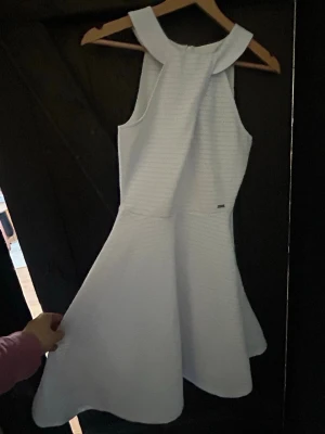  Armani Exchange Vit kort klänning - Aldrig använd vit Armani Exchange klänning. Äkta Armani. Perfekt som student klänning. Pris kan diskuteras. Storleken står som XS men hade gissat att den är mer S skulle kunna passa några M 