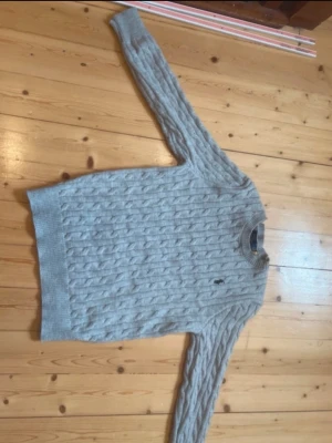 Ljusgrå kabelstickad tröja Polo Ralph Lauren - Säljer en helt ny Ralph Laurent tröja aldrig använd i stl S tröjan är orginal och har även en qr kod 