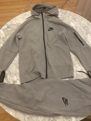 Grå Nike set - Säljer grå Nike set från USA byxor individuell kostar 359 och samma med koftan 