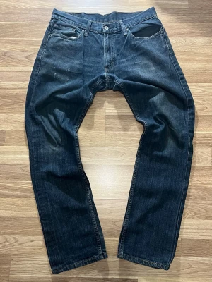 Levis jeans 34-32 - Mått: Benöppning 19,5cm, Midjemått 88cm, Innerbenslängd 79cm.
