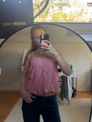 Söt rosa topp - Super söt rosa topp med broderade blommor