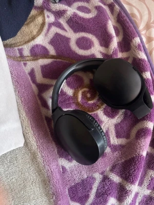 Svarta trådlösa over-ear hörlurar - Svarta hörlurar, har bra ljud  och inga skador. 