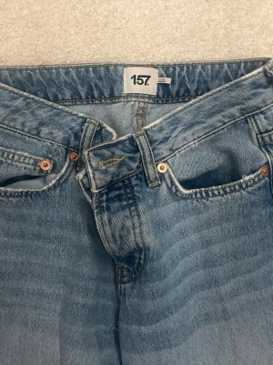 Blå jeans från 157 i storlek XS - Säljer ett par klassiska blå jeans från 157 i storlek XS. Jeansen har fem fickor, knappgylf och är tillverkade i bomull. Perfekta för en avslappnad och tidlös look.