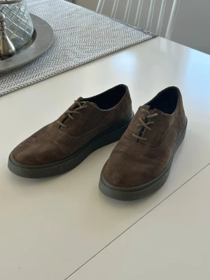 Bruna mockaloafers med snörning - Säljer min killes snygga bruna skor i mocka med klassisk snörning och robust gummisula. Dem är i storlek 42 och är i bra skick. Skriv vid intresse ❤️