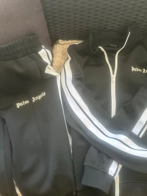 Palm Angels tracksuit - Säljer hela settet, båda är i storlek S sitter som M, det finns några fläckar mot slutet av byxbenen men går bort i kemtvätt, har inte haft möjlighet att göra det själv