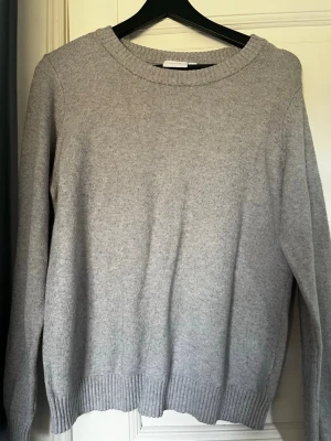 Ljusgrå stickad  - En grå stickad tröja mycket andvänd, knoprig. Storlek L och är från villa. Alla kläder tvättas innan.