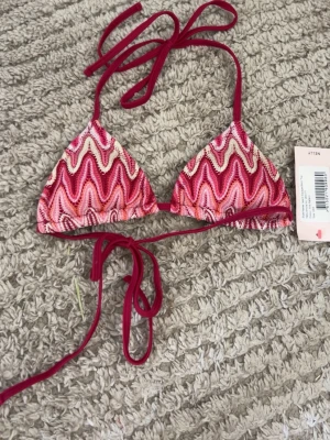 Supersöt bikini topp - Helt ny bikini topp från NELLY. Endast testad. Slutsåld på hemsidan🩷🧡