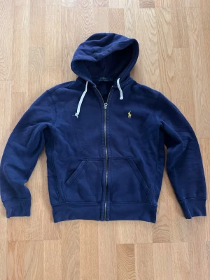 Ralph Lauren zip hoodie - Ralph Lauren zip hoodie | Storlek S | Bra skick✅| Mått: Längd = 57 cm | Bredd = 48 cm |