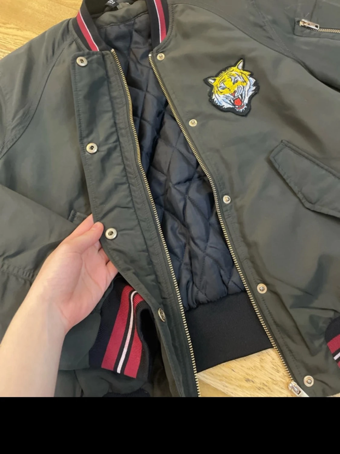 Svart bomberjacka med tigerpatch - 2