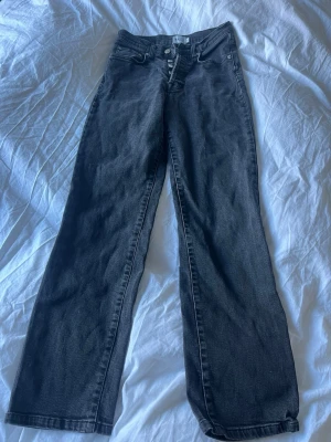 Svarta raka jeans från na-kd - Säljer ett par svarta jeans från na-kd med rak passform och klassisk femficksdesign. Jeansen har hög midja och är tillverkade i slitstarkt denim-material. Perfekta för dig som gillar en enkel och tidlös look.